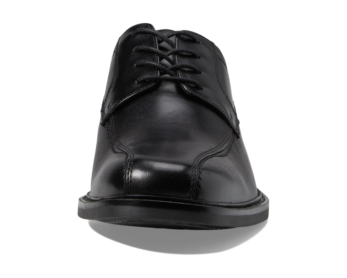 Black leather lace-up shoe with 5-eyelet laces and cap-toe stitching