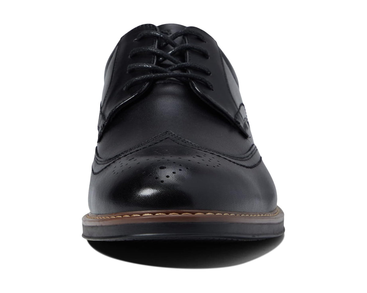 Black leather Oxford shoes with perforated toe wingtip and lace-up