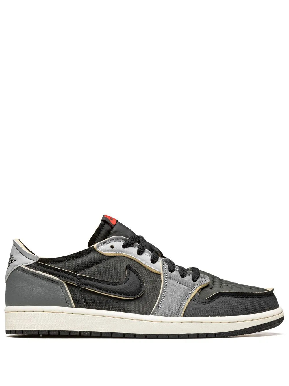Low-top sneakers in black, gray and white, lace-up and Swoosh logo.