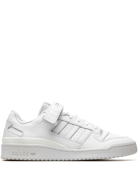 adidas Forum Low low-top sneakers in white leather, with straps and lace-up.