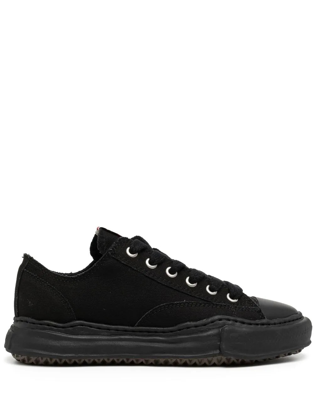 Black low-top canvas sneakers, lace-up with rubber sole and padded toe cap