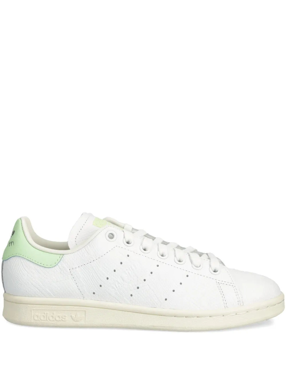 White Stan Smith low-top sneaker with green heel tab, perforated toe, lace-up.