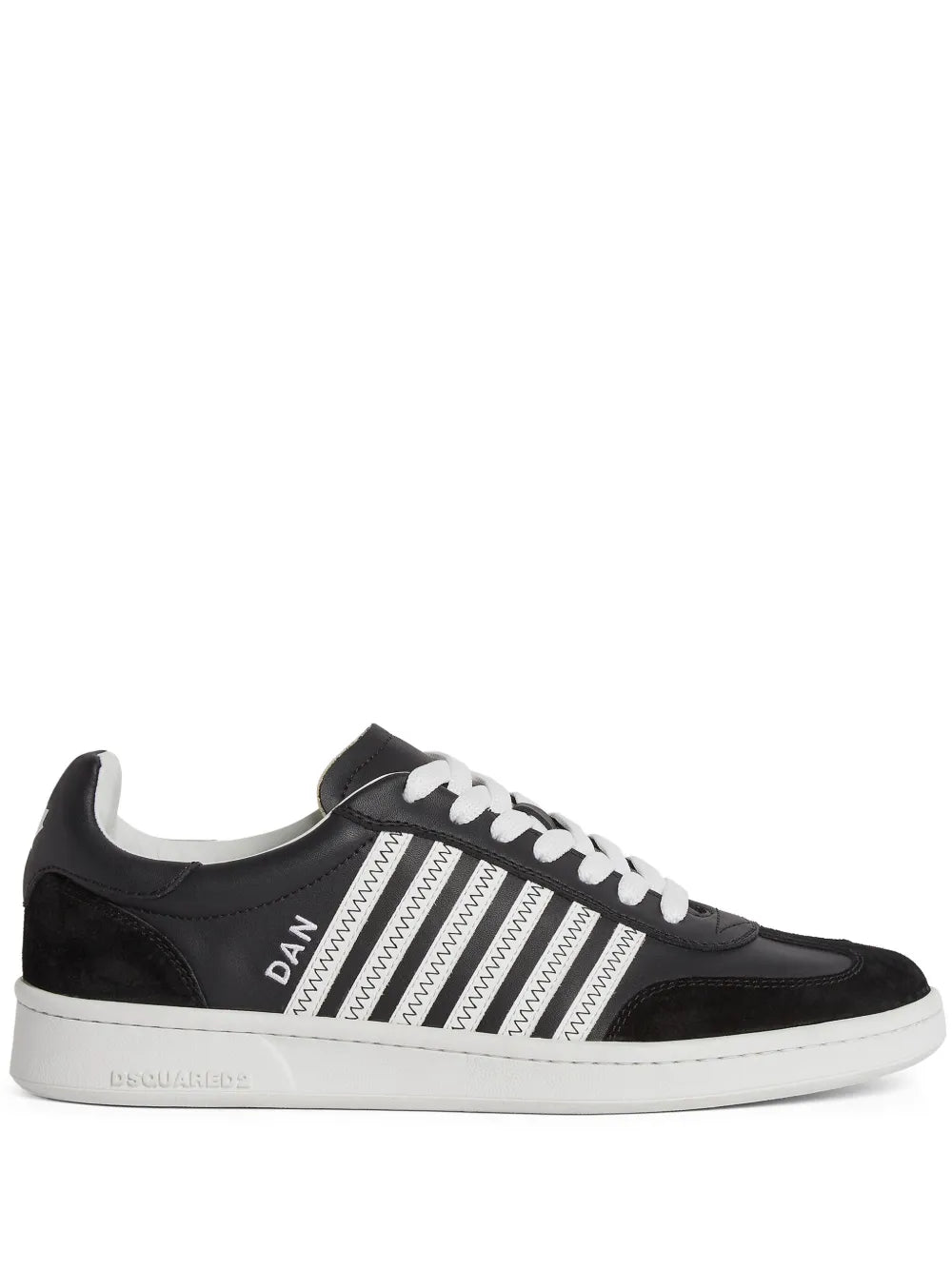 Low-top sneakers in black and white, zigzag side stripes and white laces