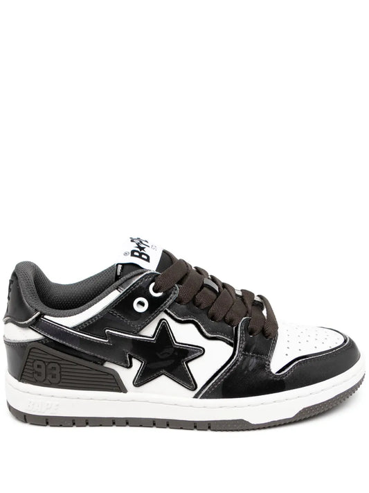 Black and white low-top sneakers with star logo, lace-up, padded tongue