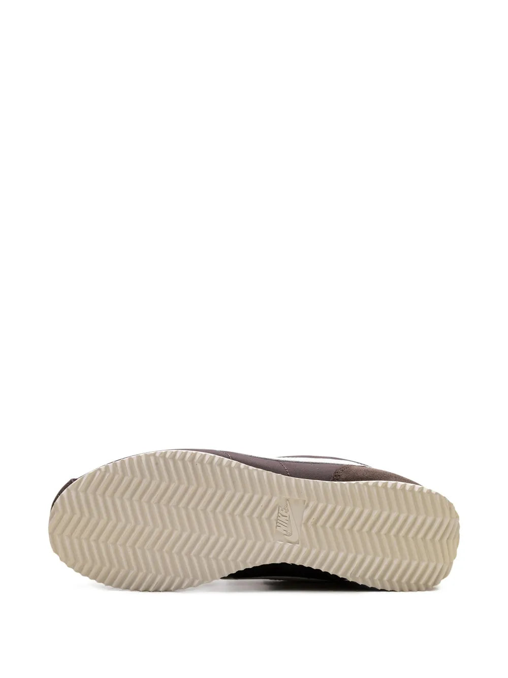 Shoe outsole tread with zigzag pattern on light rubber sole