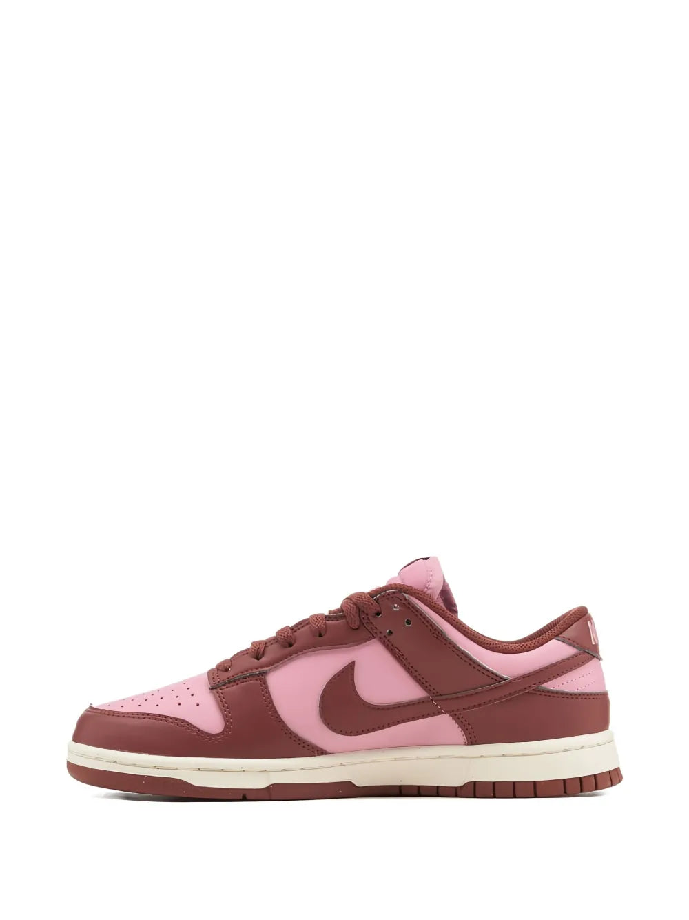 Low-top sneakers in pink and burgundy, lace-up with Nike swoosh and white midsole