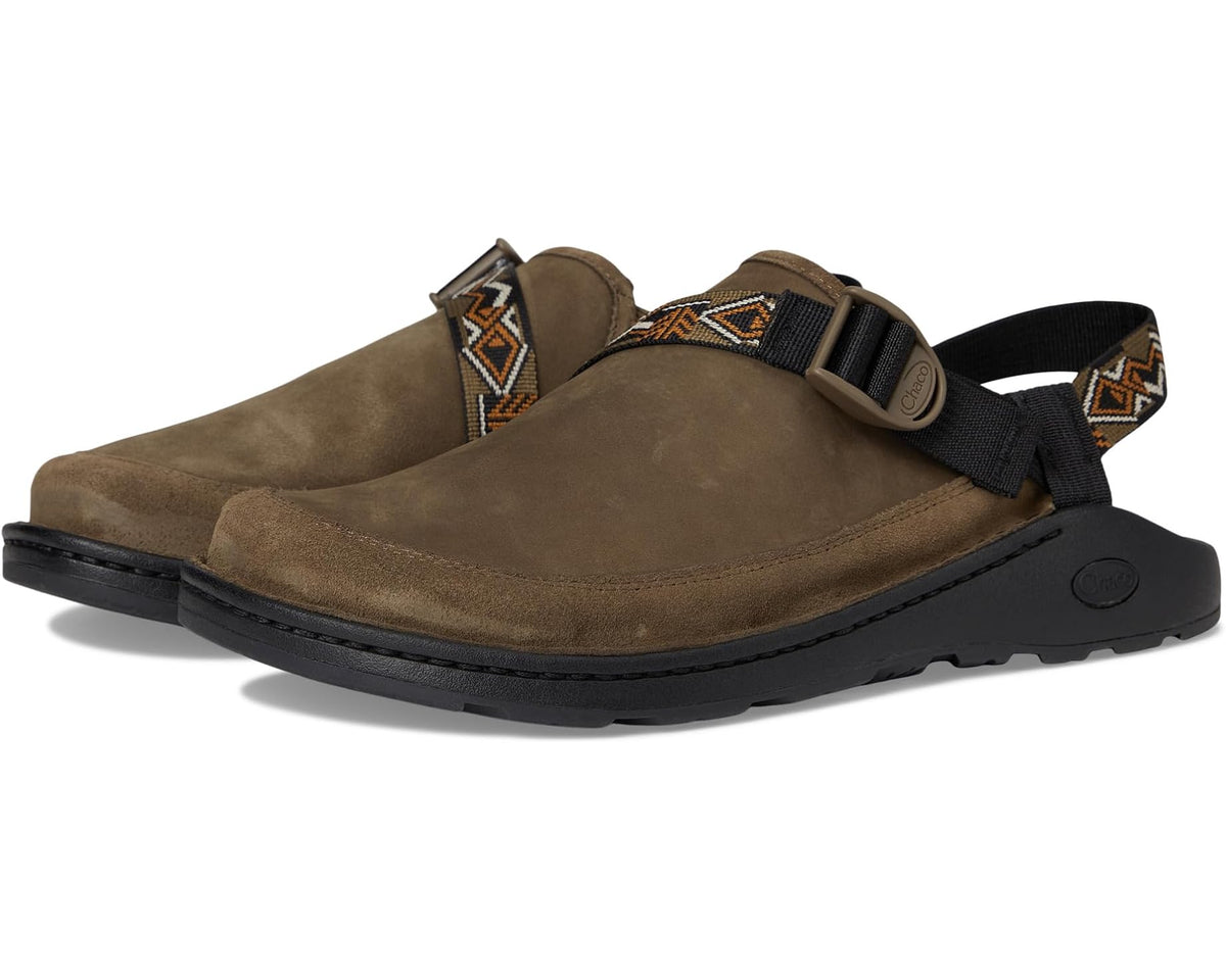 Men's leather clog in hickory with adjustable black strap and geometric woven trim