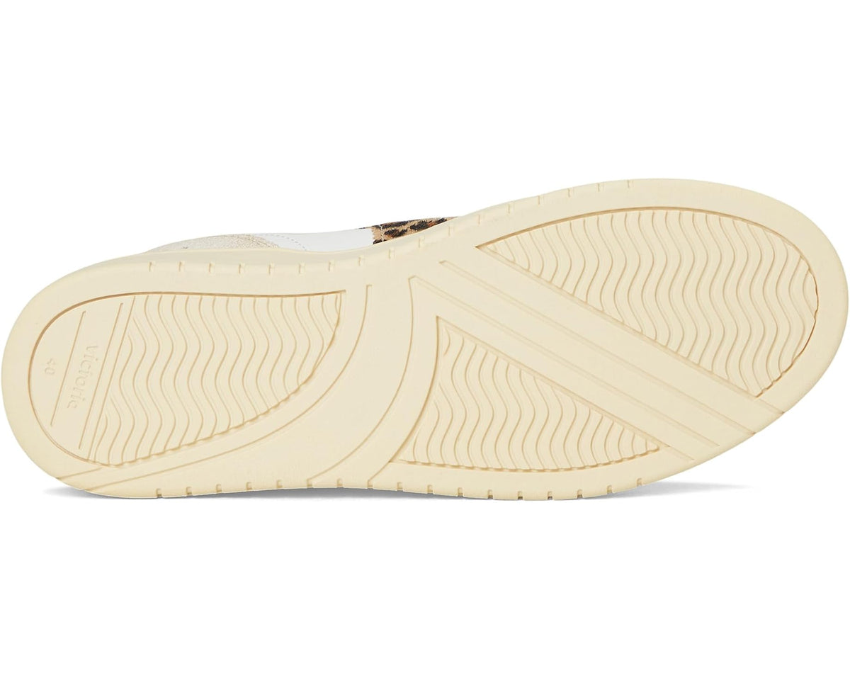 Unisex sneakers outsole with light cream tread and contrast sidewall stitching