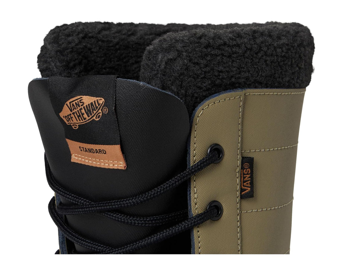 Black tongue and laces with Vans patch, bay leaf side panel, fleece lining