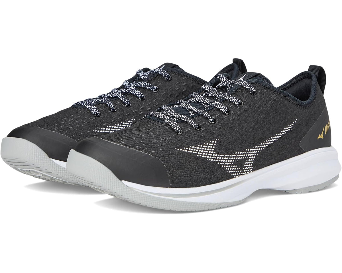Men's Mizuno Dominant 4 low-turf sneakers in black with white logo and lace-up