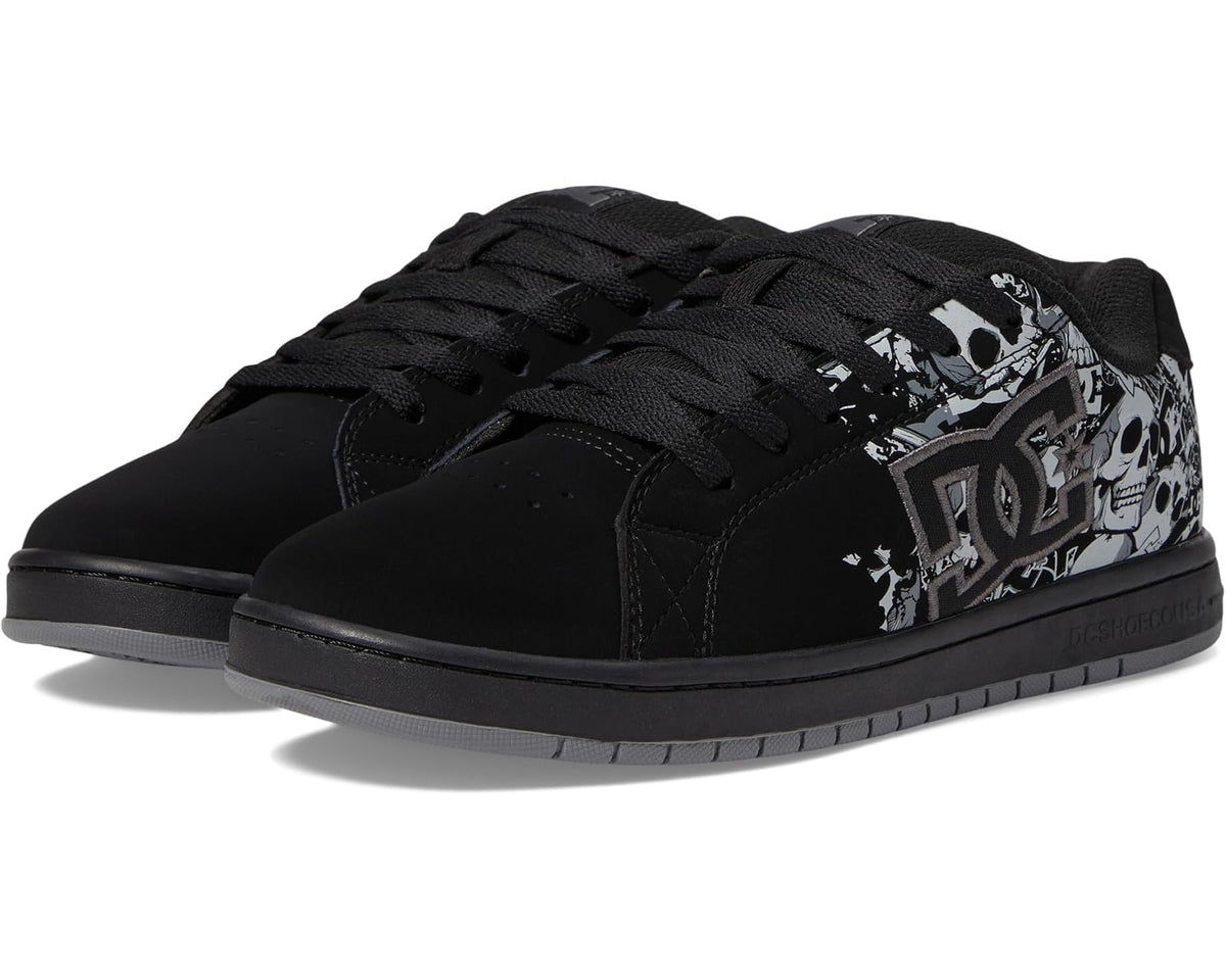 Black skate sneakers with dark grey skull and logo side print, lace-up.